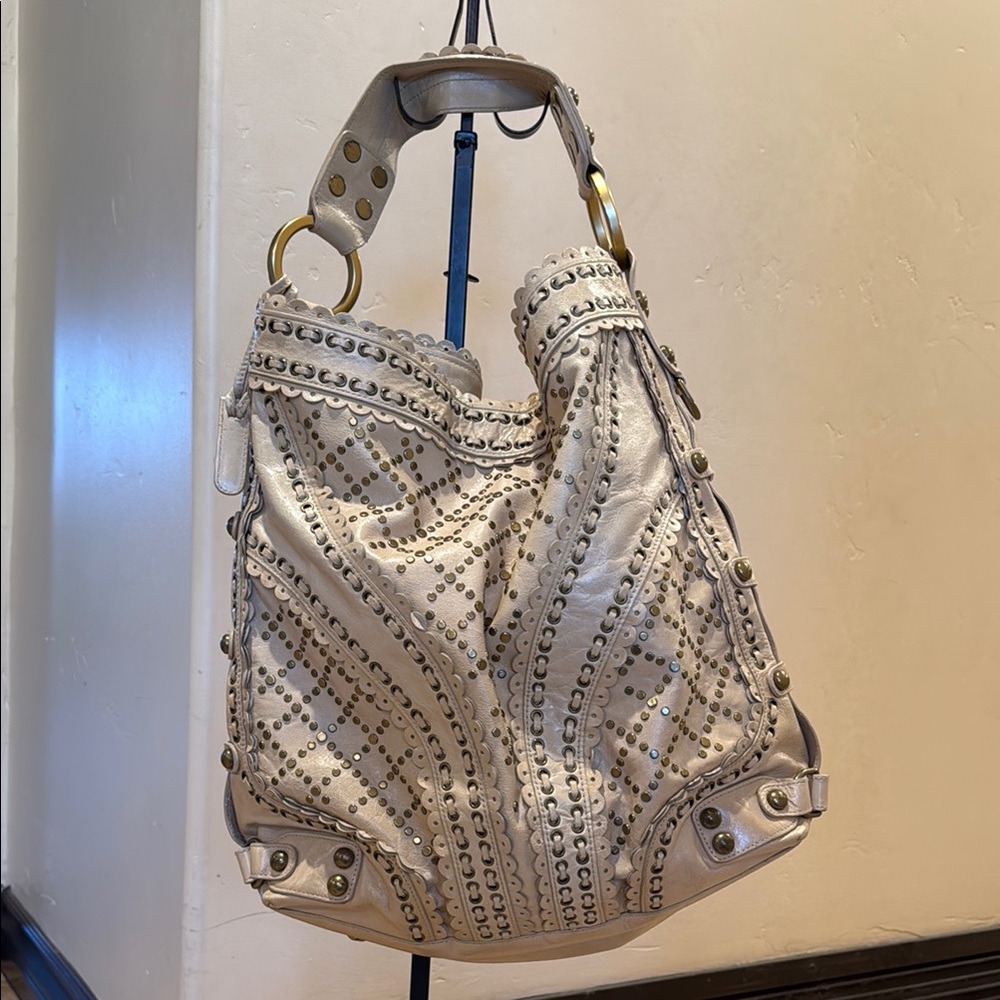 Isabella Fiore Cream Hobo Bag with Luxurious Craftsmanship